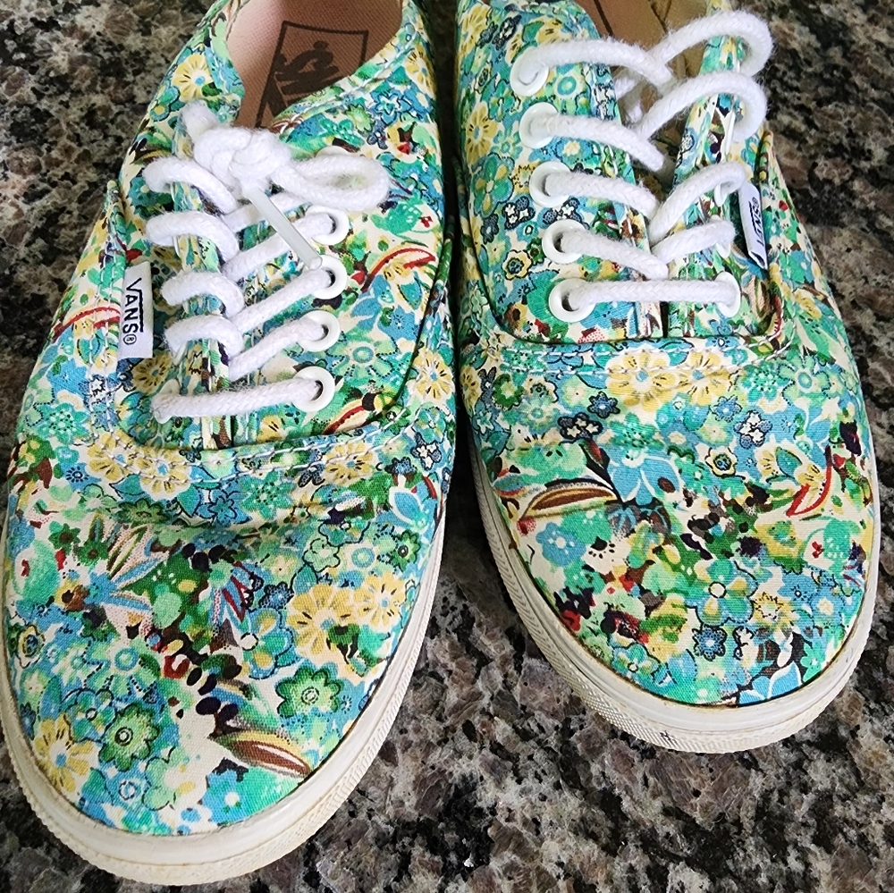 Vans Green Floral Canvas Shoes, Womens size 7, Mens size 5.5